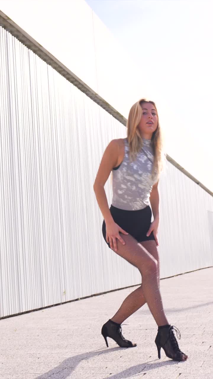 도시 환경에서 춤을 추는 여성