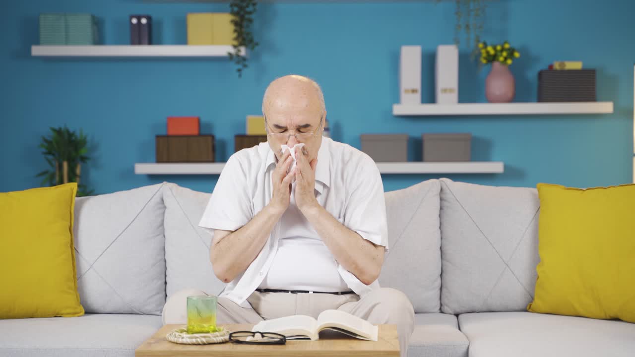 anciano cubriendo la boca y la nariz mientras estornuda.