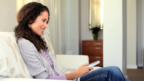 Mujer-Joven-Viendo-Televisión-Interactiva