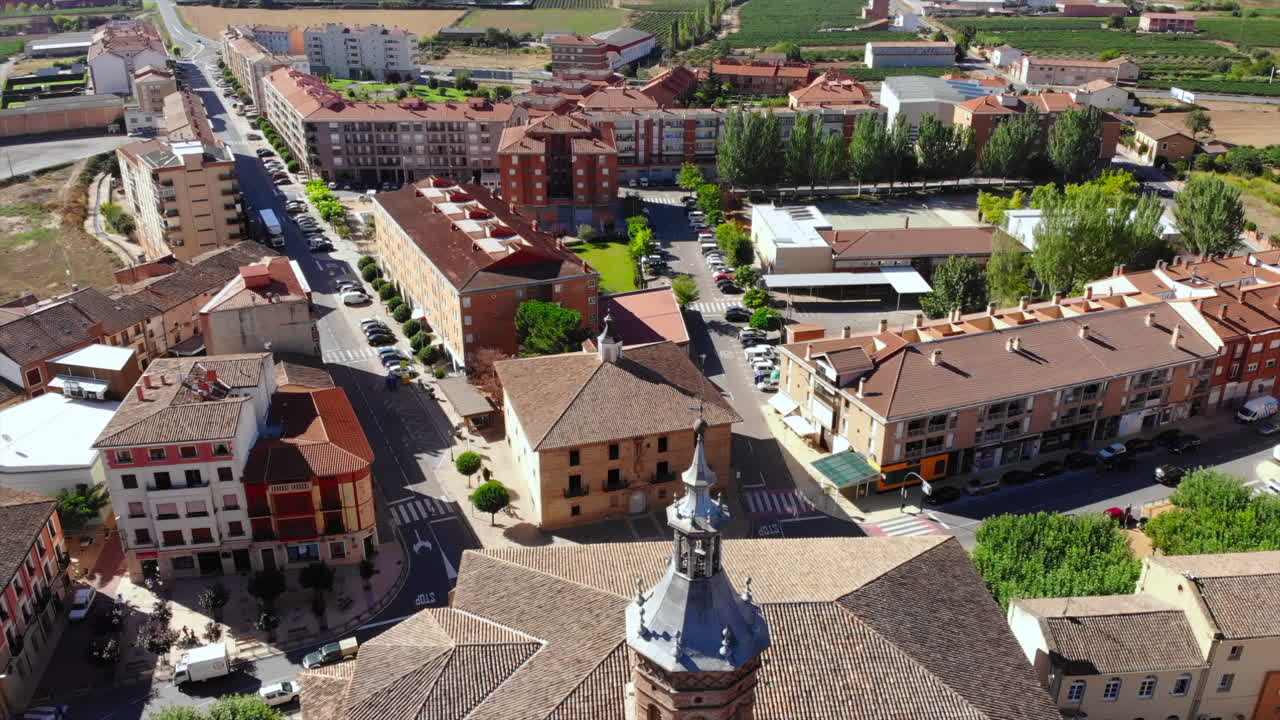 교회 와 마을 의 공중 에서 볼 수 있는 모습