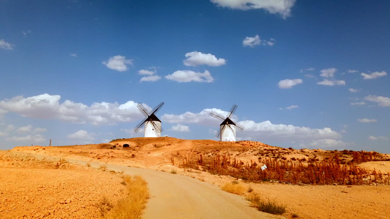 Hyperlapse med rörliga moln, gamla väderkvarnar i Madrid, Kastilien-La Mancha, Toledo.
