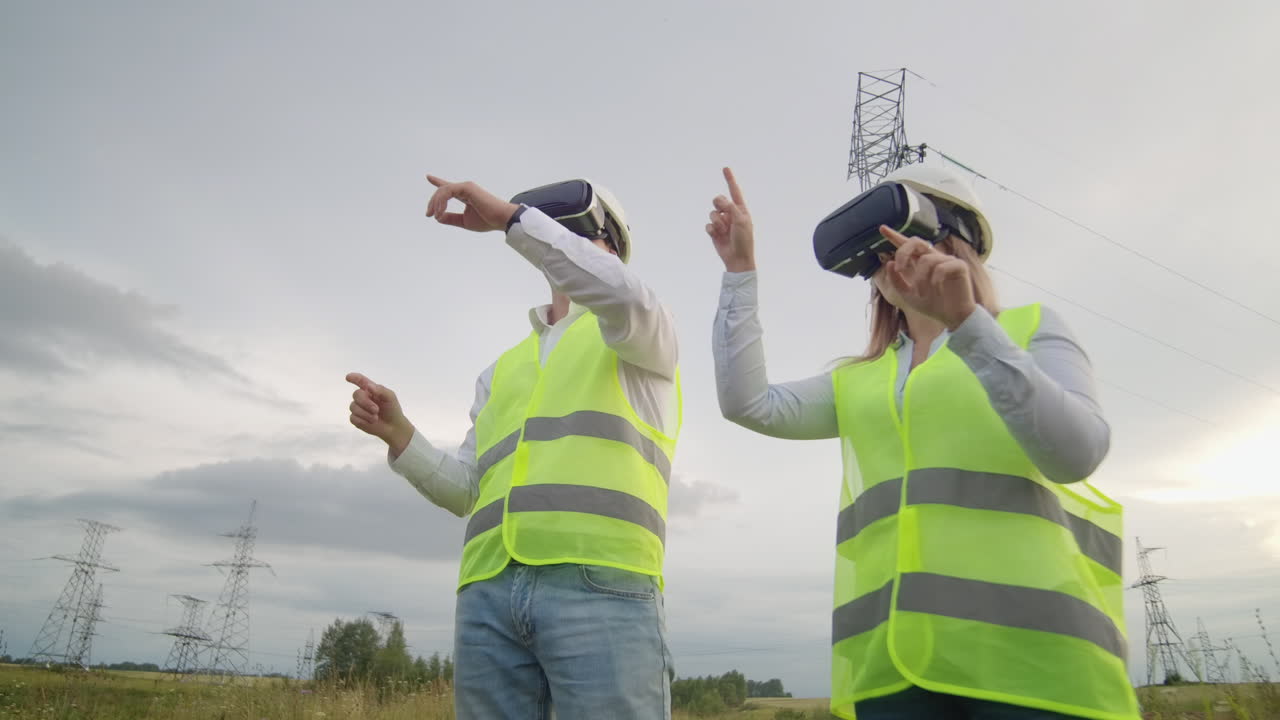 dos ingenieros de ingenieros de energía en gafas vr mueven sus manos simulando el funcionamiento de la interfaz del sistema de control y la planificación de líneas de alto voltaje para el suministro de electricidad de fuentes de energía alternativas.