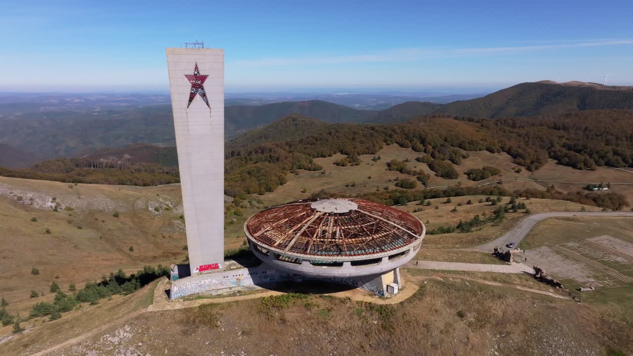 Rovine di Buzludzha riprese dall'alto in pieno giorno, Bulgaria