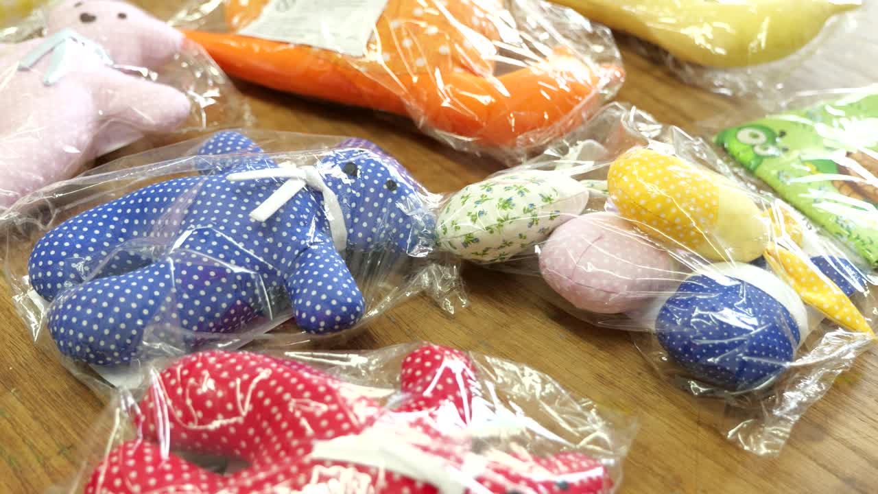 플라스틱으로 감싸진 의 조각, 게임 공장의 테이블에 있는 물건