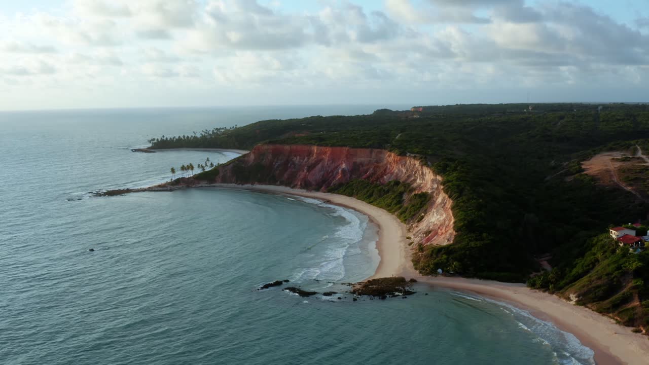 hermosa toma aérea de drones de los grandes acantilados tropicales coloridos en la exótica playa de tabatinga en el norte de brasil cerca de joao pessoa en un cálido día de verano