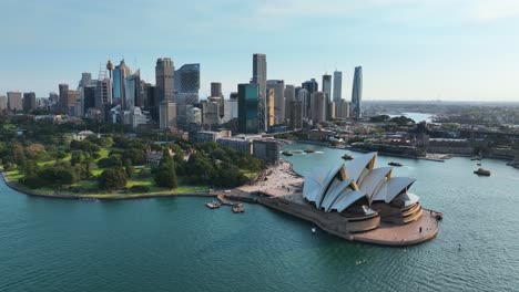 Espectacular-Antena-De-La-Ópera-De-Sydney,-El-Puerto-De-Sydney-Y-Los-Rascacielos-Al-Atardecer,-Australia