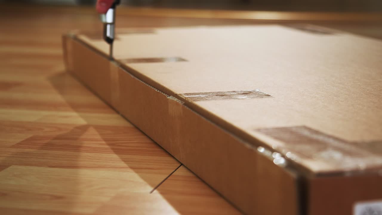 cierre la apertura de un paquete con un cúter