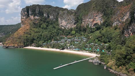 fotografía aérea de alto ángulo capturando una pequeña ciudad situada en la costa de la playa de pai plong en krabi, tailandia