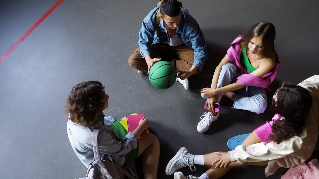 실내에서 이야기하는 십대들