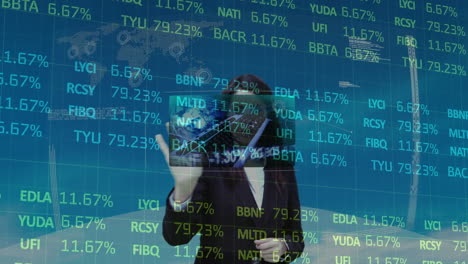 animación de una mujer de negocios que utiliza una interfaz de pantalla táctil con procesamiento de datos financieros