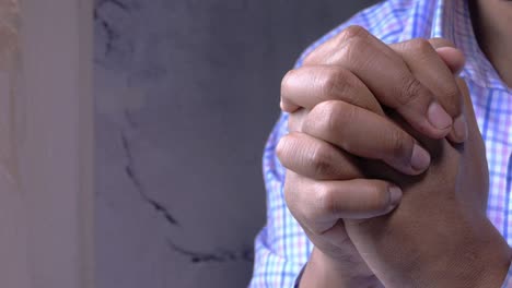 persona que reza con la mano en el interior, de cerca