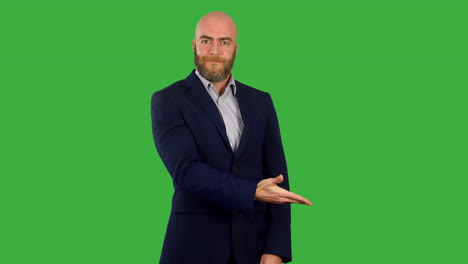 un hombre de negocios que revela una lista o característica al costado de una pantalla usando un gesto de mano deslizando en la pantalla verde
