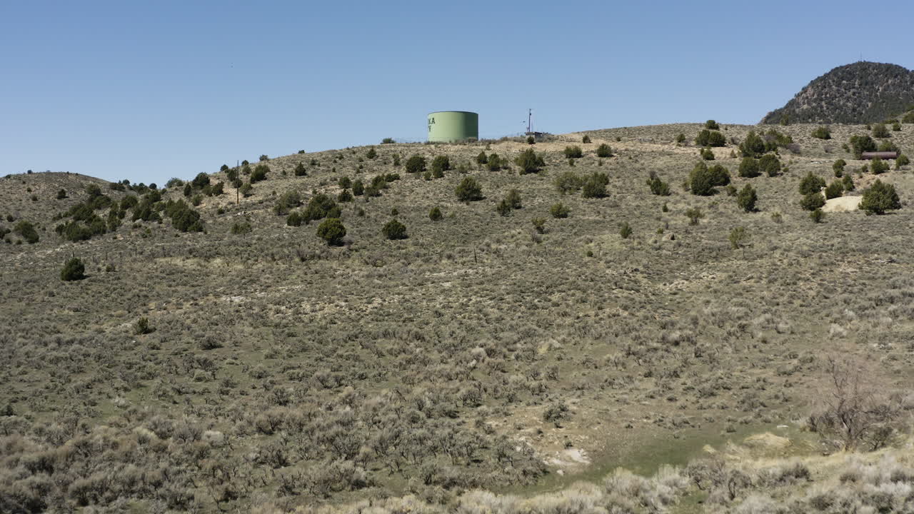 paso aéreo bajo sobre el desierto de la ciudad de eureka, utah, volando hacia la torre de agua