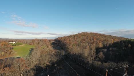 Rückfahrkamera-Aus-Der-Luft-Von-Freileitungen-Im-Wald-In-Der-Nähe-Des-Bradley-Hubbard-Reservoirs