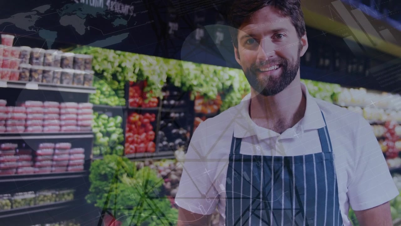 Commesso di supermercato sorridente che lavora nel reparto ortofrutta