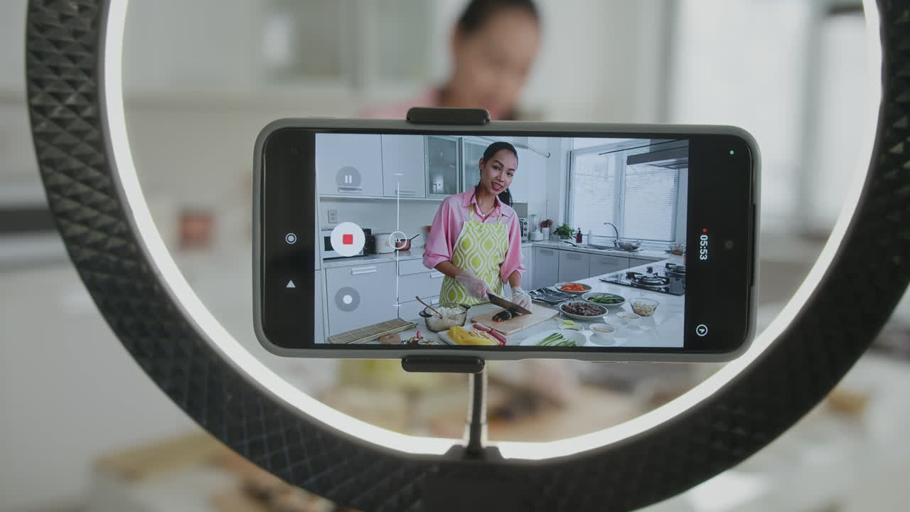 Blogger della Gen Z che parla della preparazione del gimbap con la fotocamera dello smartphone