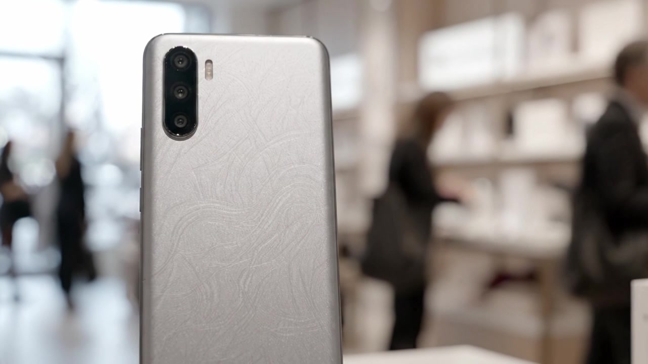 Smartphone elegante in un ambiente di vendita al dettaglio che mette in mostra il suo design raffinato, catturando l'essenza della tecnologia moderna e l'esperienza di acquisto del consumatore.