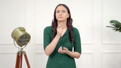 mujer india enojada mostrando agresión