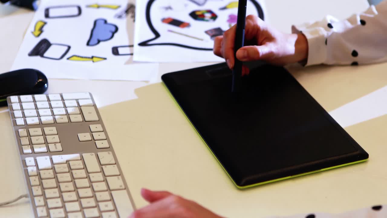 mujer de negocios usando una tableta gráfica