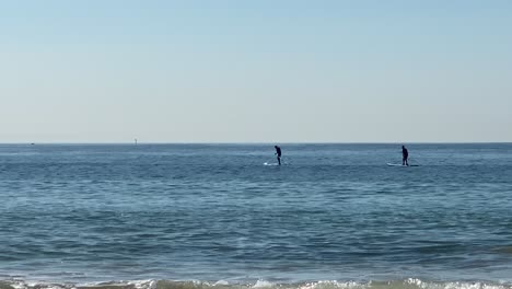 Mans-Remando-En-Una-Tabla-De-Paddle-Stand-Up-Frente-A-La-Costa-Del-Océano-Atlántico