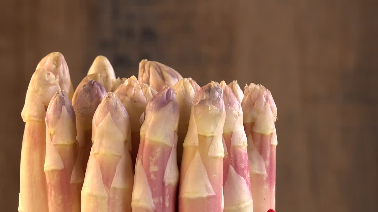 porción de espárragos blancos frescos en la mesa giratoria