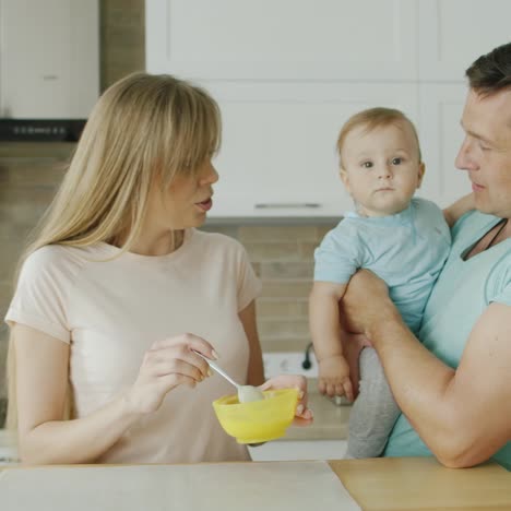 Una-Joven-Madre-Se-Prepara-Para-Alimentar-A-Su-Hijo-De-10-Meses