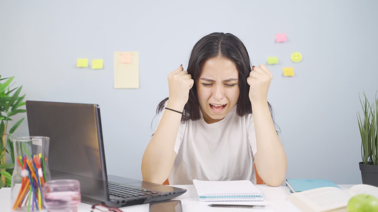 신경 ⁇ 약을  ⁇ 고 있는 여자 학생.