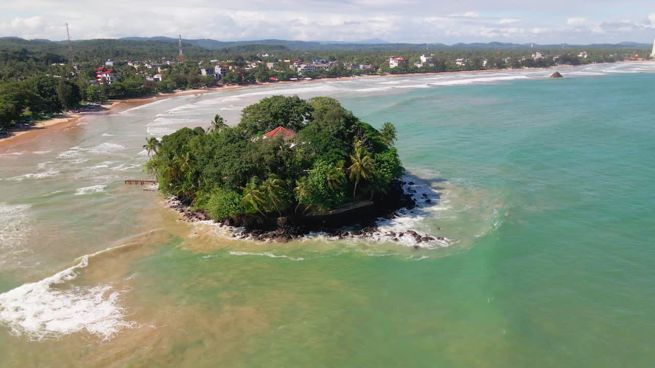 vista aérea de la isla de taprobane en weligama, sri lanka, destacando su ubicación costera única
