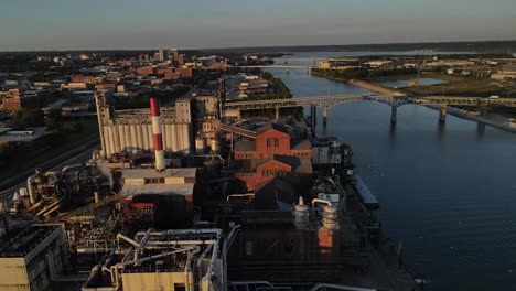 hermosa toma aérea de drones de las antiguas industrias industriales presentes en peoria, illinois