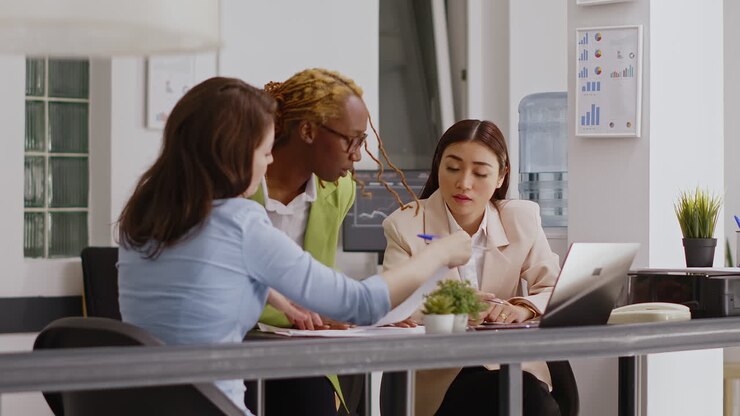Donne d'affari che collaborano durante una riunione in ufficio