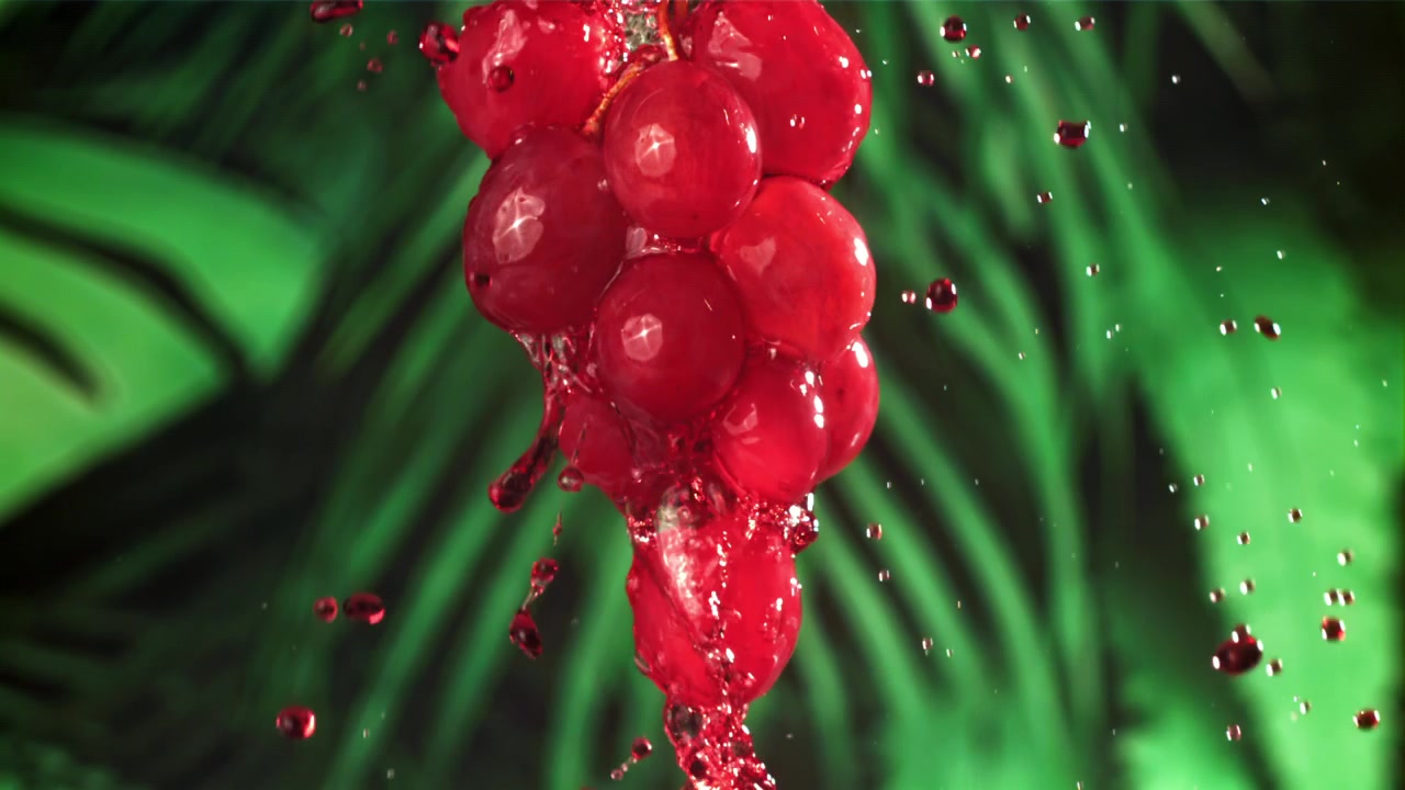 Uva rossa con succo che si versa al rallentatore
