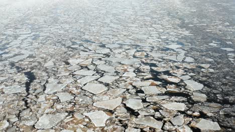 Hermoso-Vuelo-Aéreo-Sobre-La-Vista-De-Los-Témpanos-De-Hielo-Agrietados-Flotando-En-El-Mar