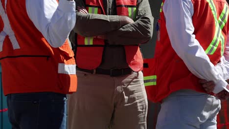 Ingenieros-En-La-Reunión-Antes-De-Trabajar-En-El-Campo,-Usando-Equipo-De-Protección-Personal