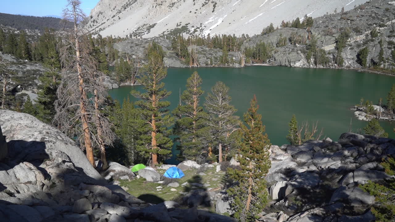 camping junto a grandes lagos de pinos bajo las montañas de sierra nevada, california, ee.uu.