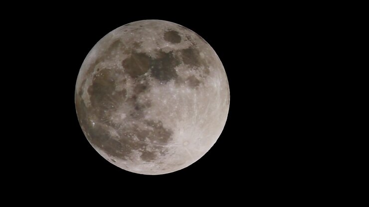 Clipe em avanço rápido da Lua cheia vermelha