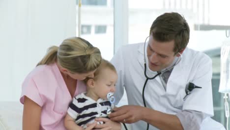 médico y enfermera con un bebé