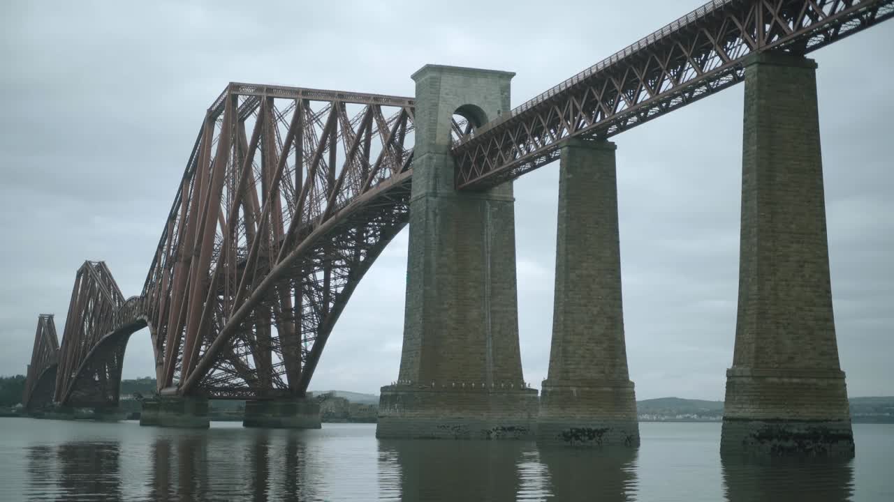 스코틀랜드 에든버러에 있는 firth of forth를 가로지르는 forth bridge 외팔보 철교