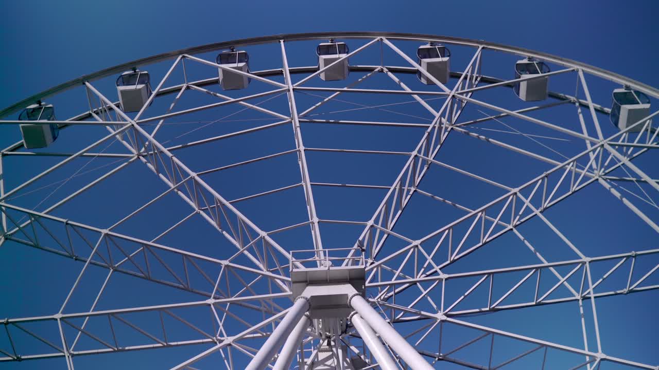공원에서 큰 페리스 이 천천히 회전하고 있습니다.