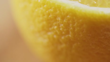primer plano extremo de la fruta de naranja fresca girando