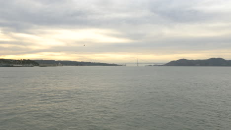 Spektakuläre-Buchtüberquerung-Auf-San-Francisco-Bootsfahrt-Mit-Golden-Gate-Bridge-Landschaft-Bei-Sonnenuntergang-In-Kalifornien,-USA