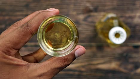 una botella de aceite de girasol con vista superior