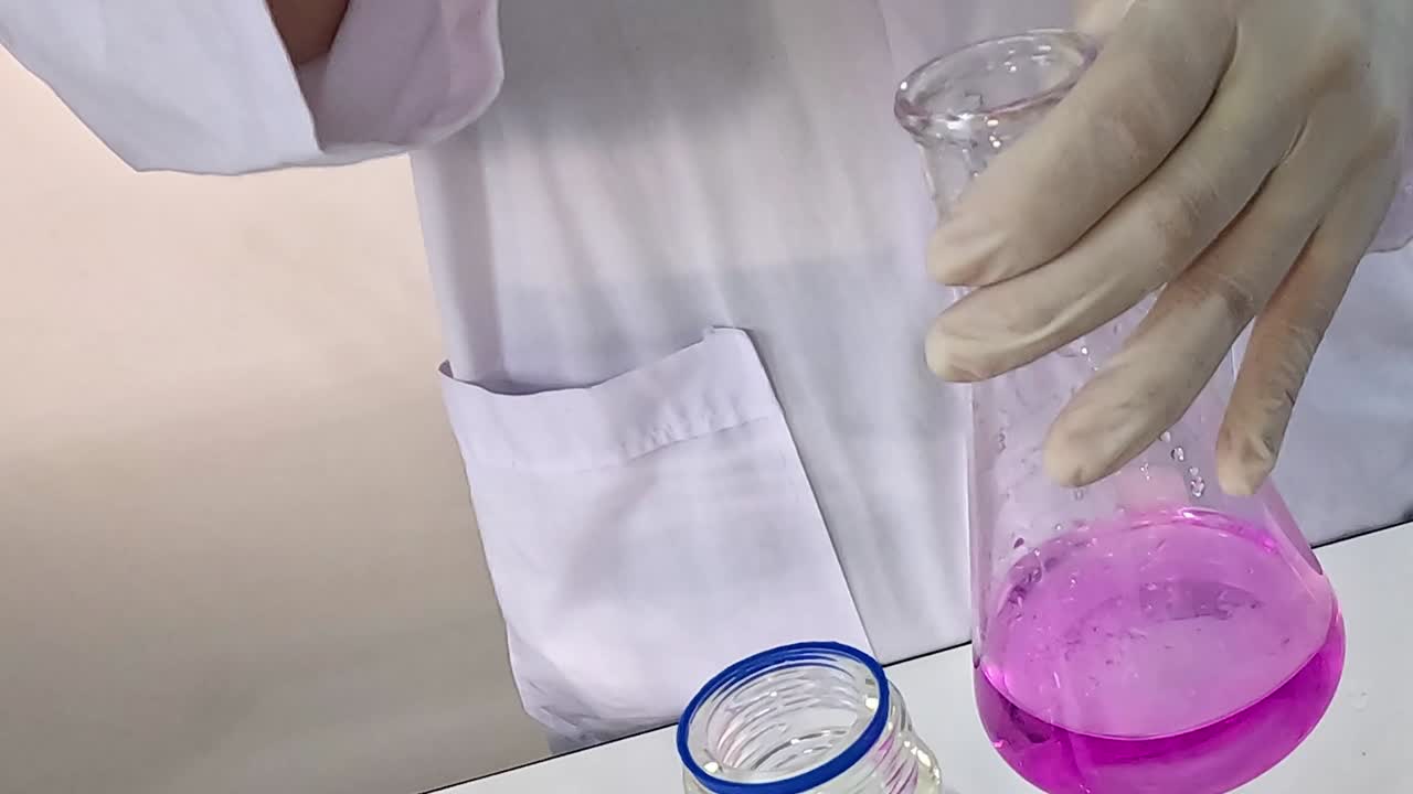 demostración de reacción química con cambio de color