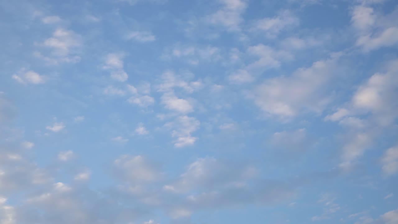 화창한 날 하늘에 구름의 4k timelapse
