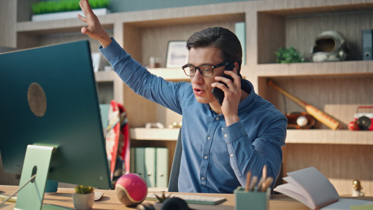 Nervøs forretningsmand ringer på telefon på kontoret nærbillede. Vred freelancer gestikulerer