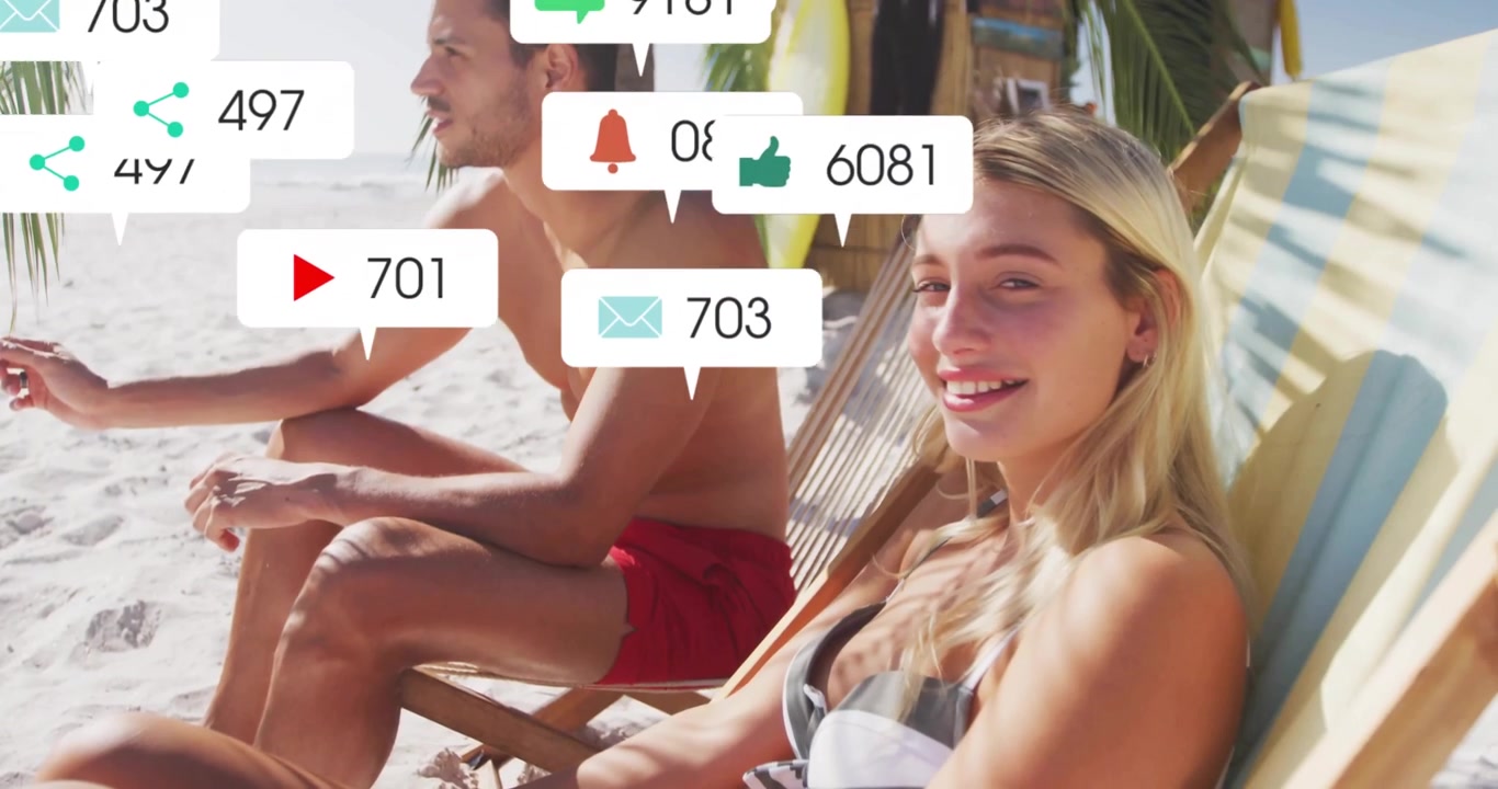 Par sidder på strandstole, mand strækker armen ud og modtager sociale ikoner omkring dem til markedsføring
