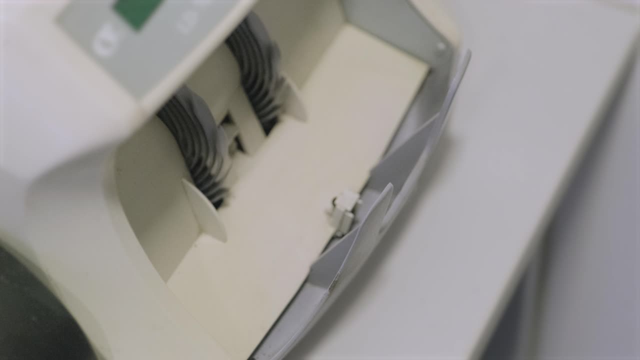 la máquina calculadora cuenta los francos suizos en miles de francos suizos.