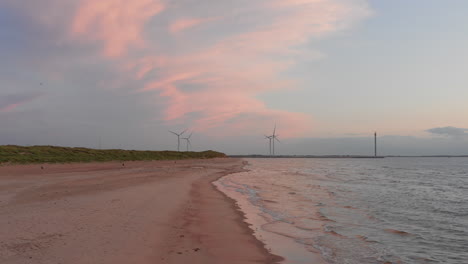 la playa de la isla neeltje jans, los países bajos durante la puesta de sol en verano