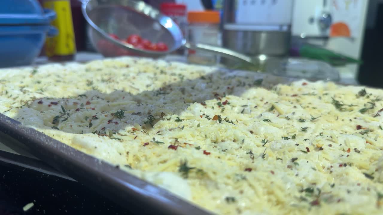 bumbu yang ditaburkan di atas roti yang belum dipanggang di dalam nampan