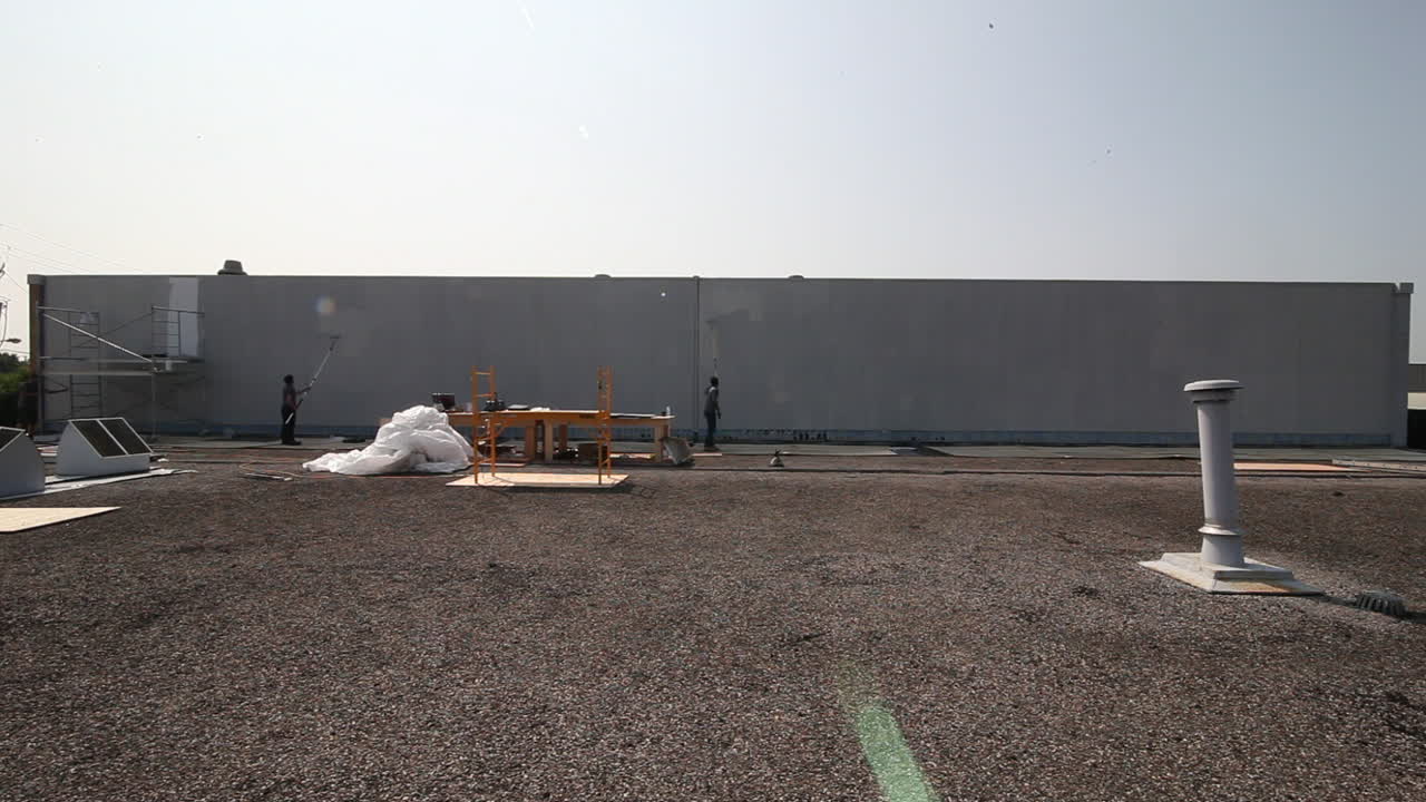 페인트 칠 중인 큰 벽의 시간 경과