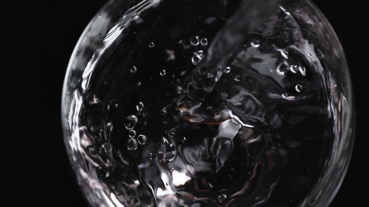 물 이 들어 있는 유리